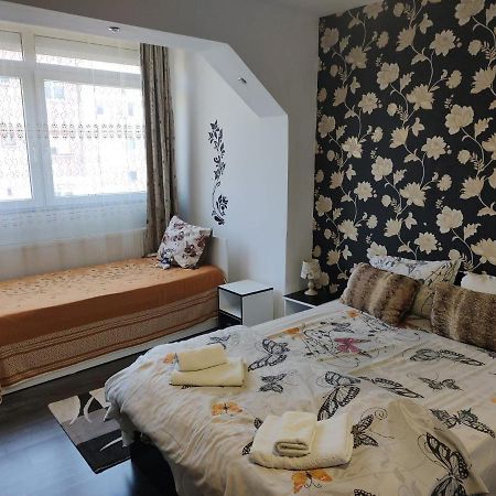 White Black Rooms Hunedoara Exterior photo