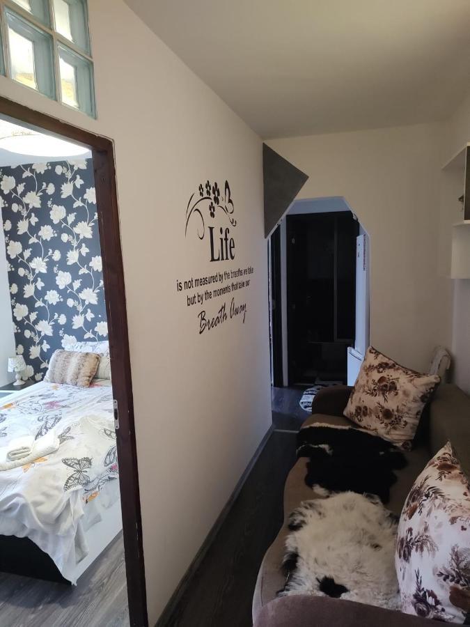 White Black Rooms Hunedoara Exterior photo