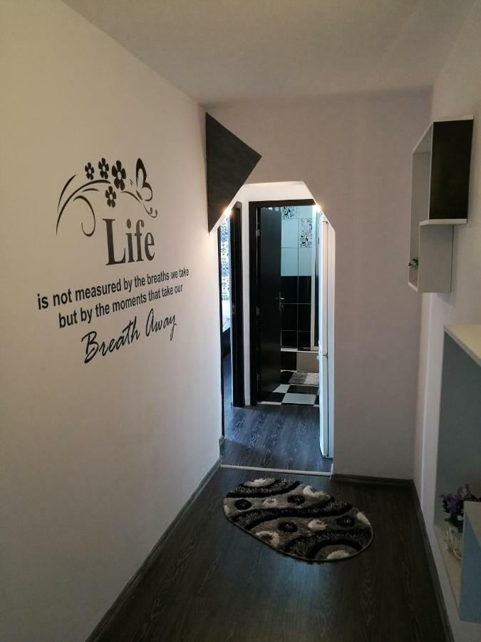 White Black Rooms Hunedoara Exterior photo